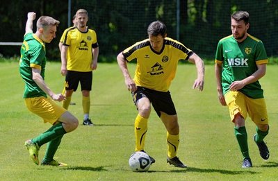 Motiviert: Marcel Dressel (am Ball) ist mit 20 Treffern der beste Schütze des Auerbacher Landesklasse-Teams und steht auf Platz 2 der Torjäger-Tabelle. Dem Ersten, Luke-Leon Neuper (21 Tore) von Lok Zwickau, könnte er schon im kommenden Spiel die Spitzenposition entreißen. 