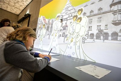 Spitzendesigner: Eduard (9) aus Leipzig entwirft ein Kleid. Im neuen Museum gibt es Stationen, die Kindern Freude machen.