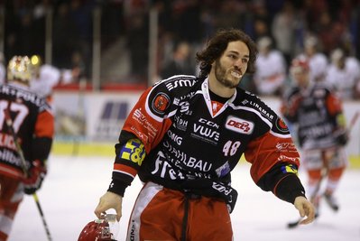 Julian Talbot spielt auch in der kommenden Saison für die Eispiraten Crimmitschau.