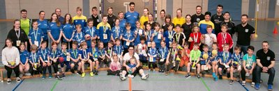 Zum Abschluss präsentierten sich ukrainische und deutsche Kinder, Betreuer und Organisatoren des Sportfestes mit Flüchtlingen gemeinsam dem Fotografen. 