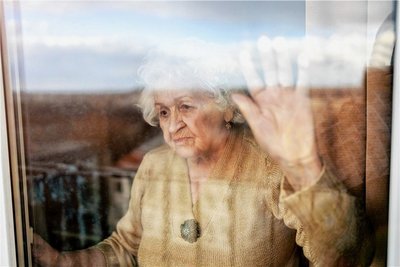 Allein im Heim, weil Pflegekräfte fehlen. Deutschland sei auf dem Weg in eine humanitäre Katastrophe, sagt Autorin Monja Schünemann. 