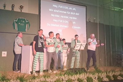 Hier präsentieren Jens Haustein (2. von links) und seine Mitstreiter die neue Hymne.