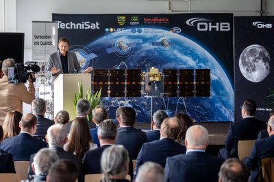2025 hat das Raumfahrtunternehmen OHB aus Bremen den Standort des Elektronikherstellers Technisat in Schöneck übernommen. Ministerpräsident Kretschmer sagte zur Eröffnung: „Hier ist Potenzial, und Sachsen ist mit dabei“.