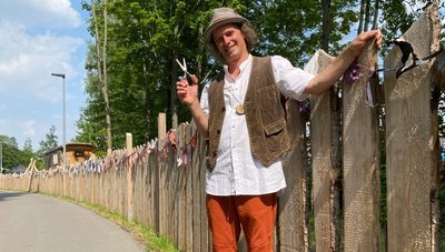 Steffen Bilke vom Gemeinschaftswerk Frankenberg schnitt das Band zur neuen Kulturinsel der Stadt nahe des Bahnhofes durch.