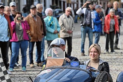 Raritäten wie dieser Bugatti T35B aus dem Jahr 1927 konnten bestaunt werden. Hinter dem Steuer: Etienne Peter mit Leonie Oertel.