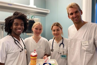 Die Breslauer Studierenden Chidubem Odera, Lena Wrede, Klara Frey und Lars Hoischen (v. l.) durchliefen während ihres Praxissemesters auch die Zentrale Notaufnahme im Haus Annaberg.