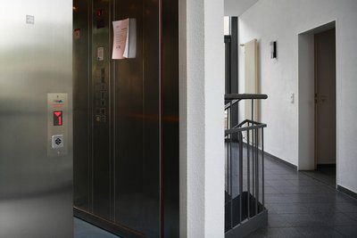 Das Haus an der Bismarckstraße 2 verfügt als eine von wenigen Wohnhäusern in Rochlitz über einen Fahrstuhl.