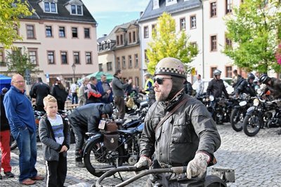 Daniel Winter aus Löbnitz zog mit seiner Harley Davidson F, Baujahr 1920 und mithin das älteste Motorrad, ebenfalls Blicke auf sich.