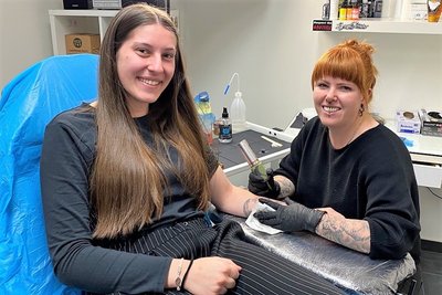 Svea Ehrler aus Rodewisch hatte bei Facebook gesehen, dass im Midnight-Tattoostudio zum Nachtshopping Tattoos ohne Termin gestochen werden. 