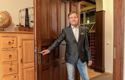Apotheker Thomas Maschke hat das ganze Haus restaurieren lassen. Neben Tagespflege und Physiotherapie gibt es in der Beletage nun eine Arztpraxis.