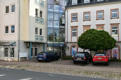Das gläserne Treppenhaus ist für das Haus prägend. Da ein Fahrstuhl die Etagen miteinander verbindet, bietet sich altersgerechter Wohnraum an.