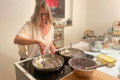 Foodbloggerin Silke Haun brät als Nachspeise Moosbeernocken, die aus Blaubeeren gemacht werden.