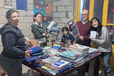 So sieht Freude aus. Lehrerinnen und Lehrer beim Auspacken der in Reichenbach verpackten Kartons mit Schulmaterial für die 300 syrischen Flüchtlingskinder in einem kleinen nordlibanesischen Dorf. 
