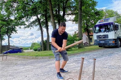 Da sitzt jeder Schlag. Jordan Kübler treibt die Anker für die Zeltverspannung einen Meter tief in den Schwarzen Platz. Ab Donnerstag ist Jordan als Artist und Jongleur zu erleben.