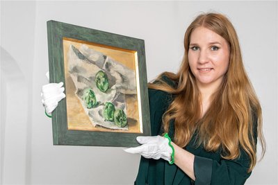 Sarah Kühnel präsentiert eine Seltenheit - ein Ölgemälde von Erich Ohser.