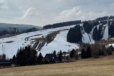 Abseits der Pisten liegt auch am Fichtelberg kaum noch Schnee.