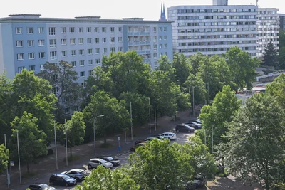 Die GGG vermietet rund um das Areal gut 450 Wohnungen. Hinten: der Behördenkomplex Brückenstraße.