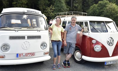 Am Wochenende reisten zum 1. Arena Bulli Summer Camp in der Vogtland-Arena 120 Besitzer des Kultfahrzeugs an. Gleich mit zwei Bullis - einem T1, Baujahr 1965 (rechts), und einem T2a, Baujahr 1969 - waren Simone und Marc Pointinger aus Bayreuth vor Ort. Nun soll es eine Neuauflage geben.