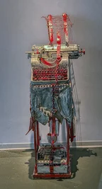 Mit Nägeln und Gittern gespickte Schreibmaschine: Skulptur von Fritz Schönfelder.