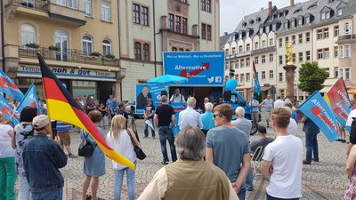 AfD-Direktkandidat Heiko Hessenkempfer sprach am Samstagnachmittag vor rund 120 Menschen auf dem Mittweidaer Markt. Die Kundgebung blieb friedlich, war aber von Zwischenrufen aus einer Gruppe von etwa 20 Gegendemonstranten begleitet worden.