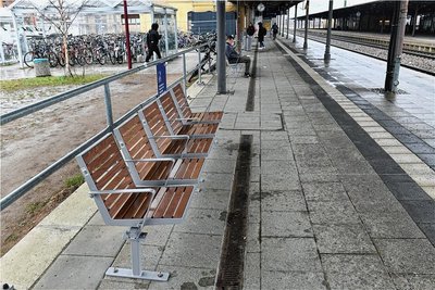 Bessere Optik, mehr Komfort: die neuen Sitzgruppen auf den Bahnsteigen des Freiberger Bahnhofes. 
