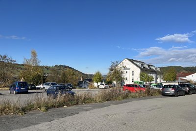 Auf einem Teilstücks dieses bisher unbefestigten Parkplatzes in Raschau soll das neue Heizhaus entstehen.