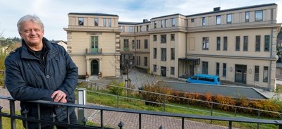 Der Stiftungsvorsitzende, Pfarrer Volkmar Freier, vor dem Waisenhaus, das für einen Millionenbetrag umfangreich saniert wurde. 