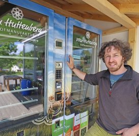 Bio-Landwirt Danilo Braun freut sich darauf, bald den neuen Selbstbedienungsautomaten seiner Hofmanufaktur in Langhennersdorf in Betrieb nehmen zu können. 