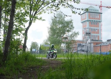 Auch zum Bergbaumuseum in Oelsnitz führten einst Gleise der Kohlebahn. An dieser Stelle neben der Feldstraße erreichen die Radler über den neuen Radweg künftig die Pflockenstraße. 