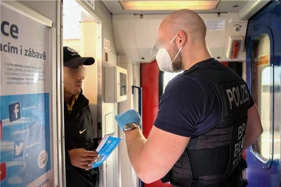In einer Zugtoilette trifft Michael Falke (r.) auf einen 23-jährigen Syrer.