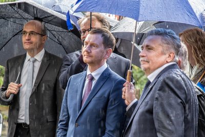 Im August 2021 soll es gegen den Ministerpräsidenten (M.) im Erzgebirge eine Morddrohung gegeben haben.