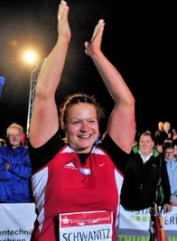 Christina Schwanitz jubelt über ihre Siegerweite von 20,08 Metern.