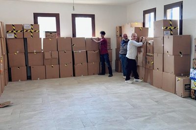 Die 240 Kartons aus dem Vogtland werden von Helfern des Schulprojektes im Libanon zur weiteren Verteilung zwischengelagert.