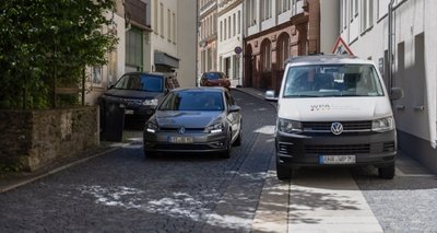 Die Johannisgasse geht von der Buchholzer Straße ab. Auf der Straße befinden sich Kita, Fitnessstudio, Büros und Wohnhäuser. Zudem führt die Johannisgasse zum Alten Stadtbad und zum Parkdeck Karlsplatz. 