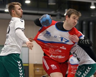 Tobias Piller vom HC Glauchau/Meerane, an dessen Trikot in dieser Szene im Heimspiel gegen Freiberg (19:21) gezogen wurde, spielte am Samstag den entscheidenden Pass zum Siegtorschützen Vaclav Klimt. 