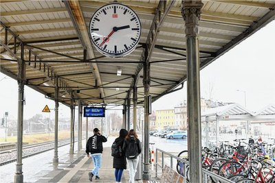 Die Bahnhofsuhr auf Bahnsteig 1 in Freiberg war in der Vergangenheit immer mal defekt, derzeit geht sie aber. 