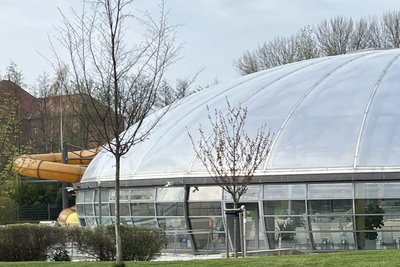Das Freiberger Johannisbad. Eine Studie soll Perspektiven für die Einrichtung aufzeigen. Dabei wird auch über einen Neubau neben der Badehalle von 2002 nachgedacht.