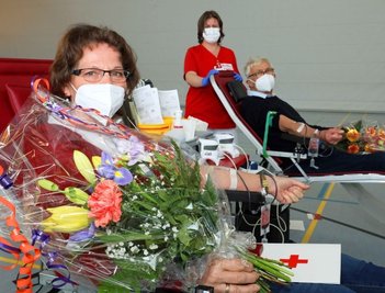 Für Adelheit und Herbert Weber aus Leubnitz war der Blutspendetermin am Dienstagnachmittag in Langenhessen etwas Besonderes.