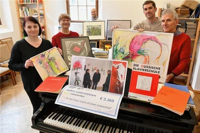 Spendenübergabe mit Manuela Findeisen (v. l.), Jana Pinka, Max Kunath, Daniel Findeisen und Stefan Benkert. 