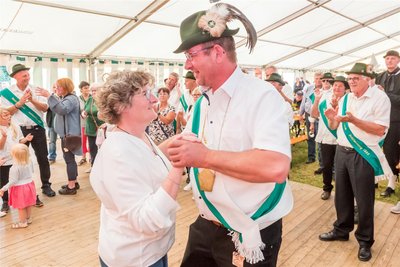 Mit seiner Ehefrau Mandy Fritzsch absolvierte Jörg Fritzsch im Festzelt den Schützentanz.