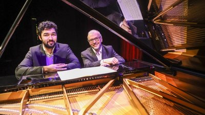 Emanuel (links) und Dan Ratiu bei einer Probe am Flügel im Chemnitzer Opernhaus. Gemeinsam zu musizieren ist für Vater und Sohn ein Heimspiel. Dasgemeinsame Klavierspiel vor Publikum dagegen ist Neuland.