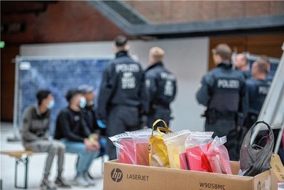 Die Habseligkeiten von sechs jungen Migranten passen in einen Pappkarton.
