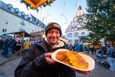 Frische Kartoffelpuffer serviert das Team rund um Danny Hentschel.