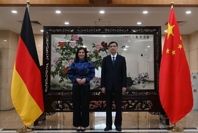 Zum Auftakt ihrer Reise traf Reiche den chinesischen Spitzenbeamten Zhou Haibing.
