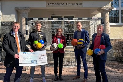 Mit 4000 Euro unterstützt die Volksbank Bayreuth-Hof den Sport am Plauener Diesterweg-Gymnasium. Bastian Richter, Regionalleiter Filialkunden, übergab jetzt den Scheck. Sport-Fachschaftsleiter Tommy Färber, Schulleiterin Petra Engelhardt,Plauens Schul- und Sportbürgermeister Tobias Kämpf und Marko Turger, Vorsitzender des Freundeskreises am Diesterweg-Gymnasium (von links), freuten sich.