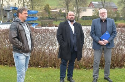 Maik Müller, Vorsitzender des FV Neuhausen/Cämmerswalde, Bürgermeister Andreas Drescher und Landrat Matthias Damm (v. l.) im Freibad Neuhausen.