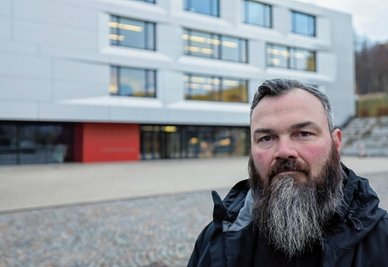 Elternratsvorsitzender Torsten Furchner, hier vor der Sachsenring-Oberschule, und weitere Eltern von Schülern der Schule haben wegen fehlender Lehrer dem sächsischen Kultusminister geschrieben. 