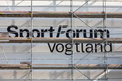 Das Sportforum Vogtland neben dem Lessing-Gymnasium hat mittlerweile die Hüllen fallen lassen. In wenigen Wochen soll die Eröffnung sein.