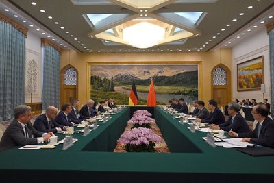 Reiche sprach mit Vize-Premier He Lifeng über Kooperation. 