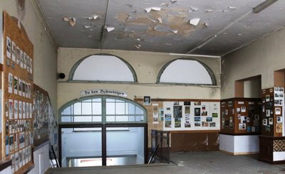 Innen pfui! Jeder, der zum Zug will oder von dort kommt, muss die Bahnhofshalle durchqueren - und sich am besten dabei die Nase zuhalten.